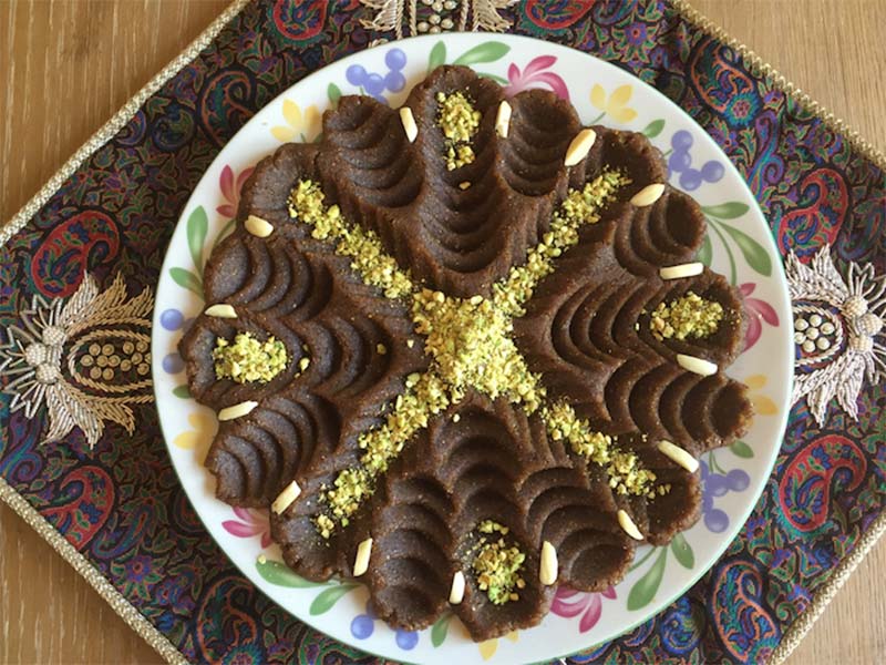 آشنایی با طرز تهیه حلوای خرما و فواید آن